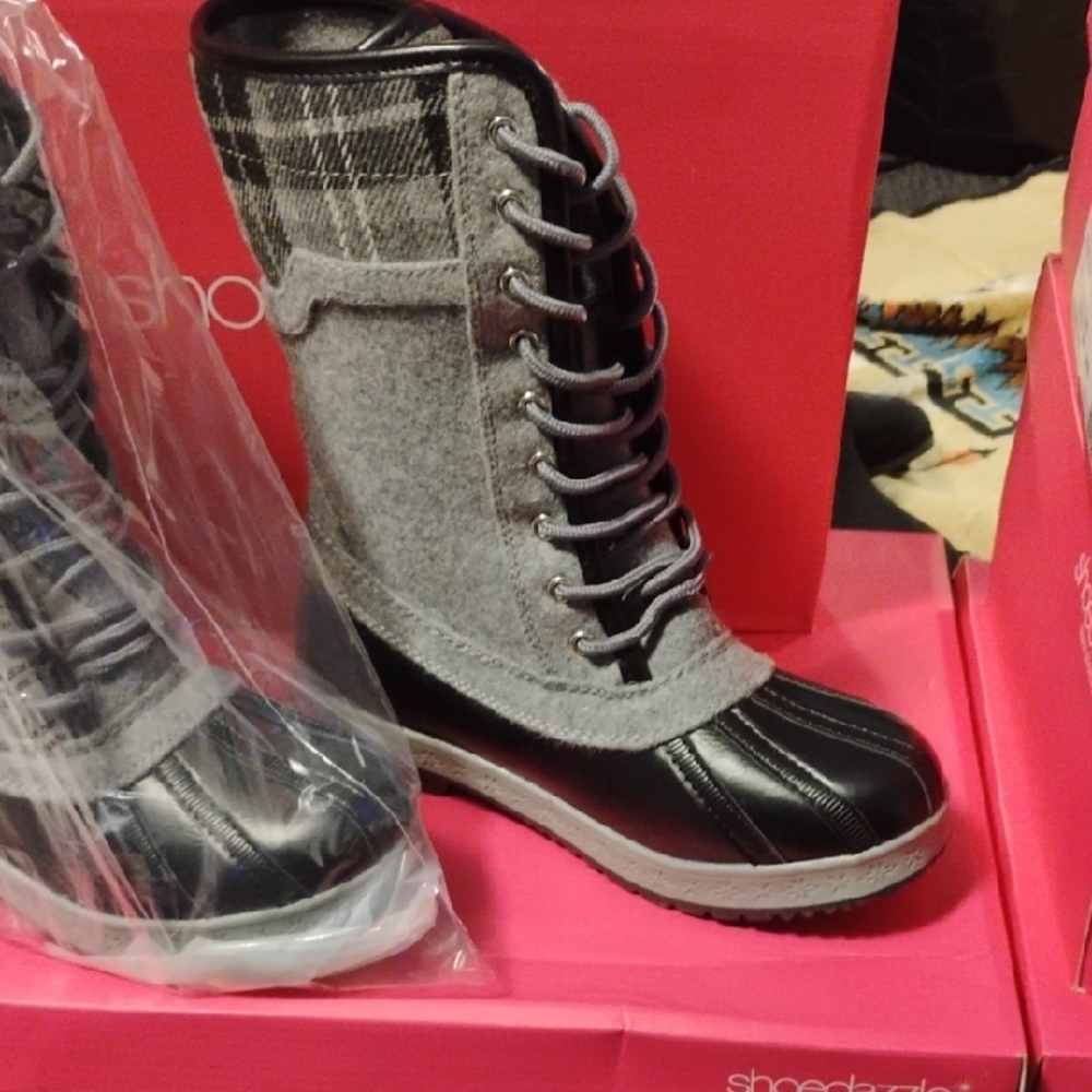 Shoe Dazzle Women's Black and Gray Winter Boots